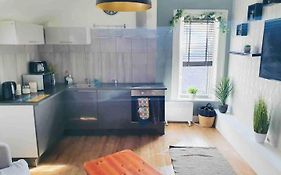 Cosy Top Floor Flat! Self Check-In & Free Parking